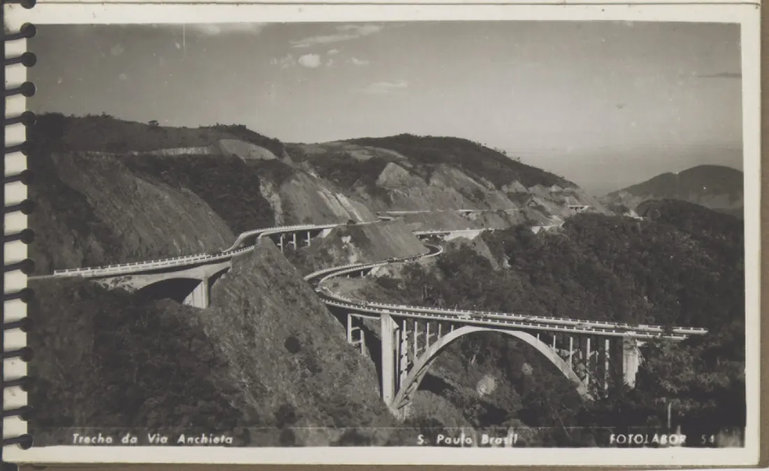 Viadutos da Via Anchieta na serra, em fotografia antiga em preto e branco