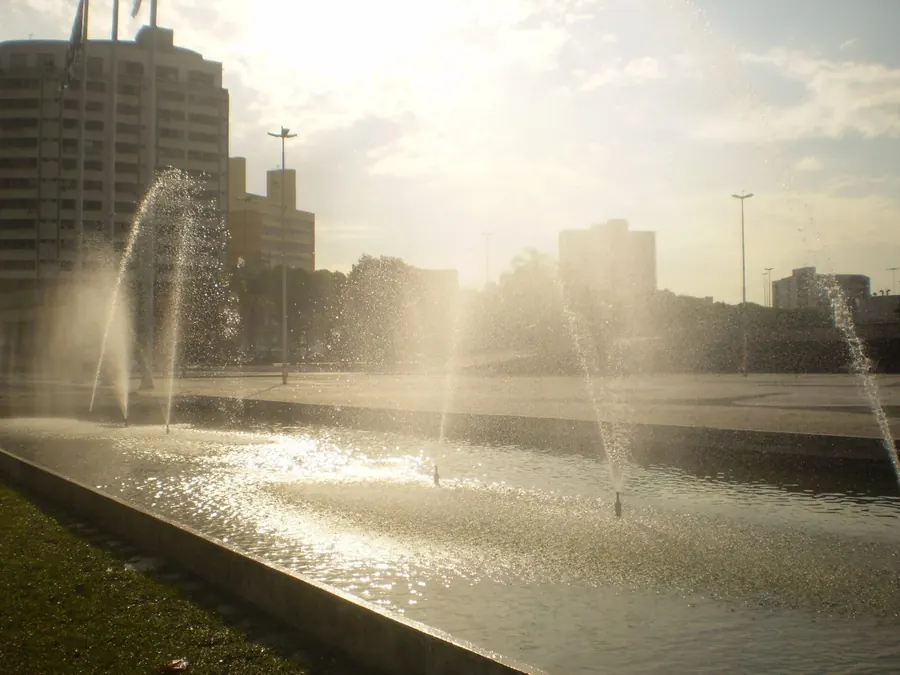 Fonte do Paço Municipal de São Bernardo do Campo contra o sol