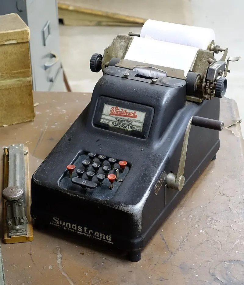 Máquina de somar Sundstrand sobre uma mesa